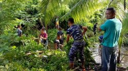 Antisipasi Banjir di Natuna, Lanal Ranai Bersama Warga Batu Hitam Gotong Royong