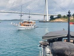 Lantamal IV Batam Evakuasi Kapal Layar Dragonet 01 Rusak di Bawah Jembatan Barelang