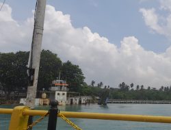 Bangkai Kapal Roro Dibiarkan di Pinggir Pelabuhan ASDP Tanjung Uban