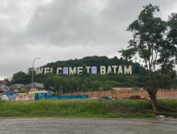 Alasan Hujan, Bawaslu Belum Copot Spanduk Prabowo-Gibran dari Ikon Welcome To Batam