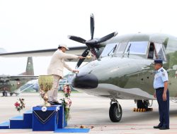Menhan Prabowo Serahkan 5 Pesawat NC-212i ke TNI AU