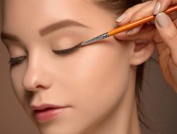Panduan Mudah Menggunakan Eyeliner untuk Pemula: Tips, Trik, dan Gaya