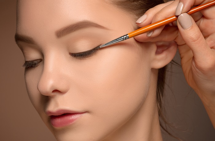 Ilustrasi - makeup mata atau eyeliner sering menjadi senjata rahasia bagi banyak wanita. Berikut tips dan triknya bagi pemula.