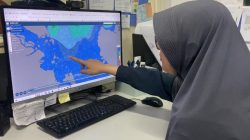 Forecaster BMKG Kelas I Hang Nadim Batam, saat menunjukkan citra satelit cuaca di Kantor BMKG Kelas I Hang Nadim Batam.