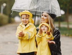 Berlibur Aman dan Sehat di Musim Hujan, Berikut 8 Tips untuk Keluarga