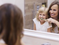 6 Cara Efektif Membersihkan Gigi Anak untuk Mencegah Kerusakaan dan Berlubang