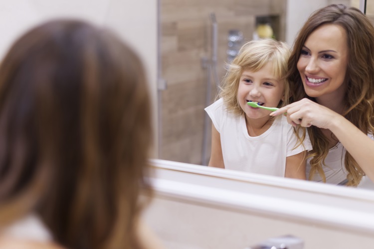 Ilustrasi - membersihkan gigi anak menjadi langkah awal yang efektif mencegah gigi berlubang dan rusak.