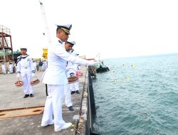 Komandan Yonmarhanlan IV Batam Tabur Bunga Peringati Hari Dharma Samudera 2024