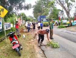 Rawan Kecelakaan, Kecamatan Bintan Timur Tambal Jalan Berlubang di Km 18 Kijang