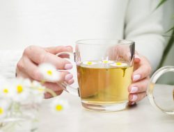 Teh Bunga Chamomile: 6 Manfaat Kesehatan yang Luar Biasa