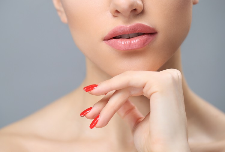 Ilustrasi - merawat kesehatan bibir yang bisa menjadi kering dan menghitam dengan pola makan sehat.