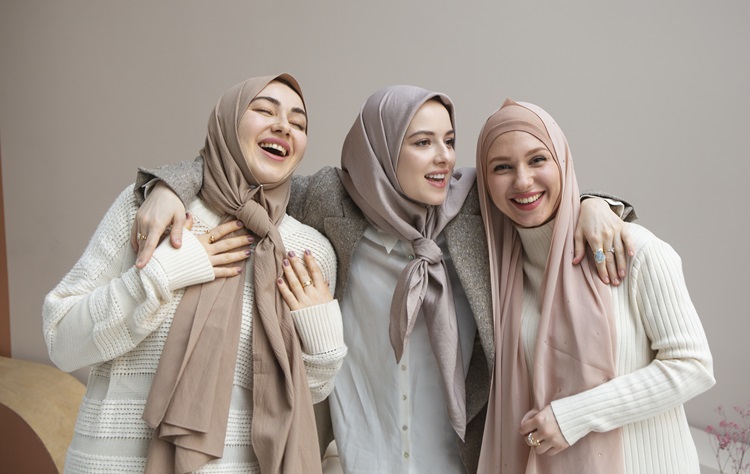 Ilustrasi - rambut berbau pada wanita yang menggunakan hijab seringkali menjadi masalah.