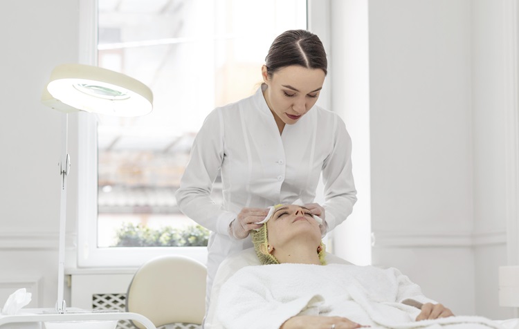 Ilustrasi - klinik kecantikan menawarkan beragam layanan perawatan kulit yang bertujuan meningkatkan kecantikan.