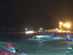 Pesawat Japan Airlines Tabrakan dan Terbakar di Bandara Haneda