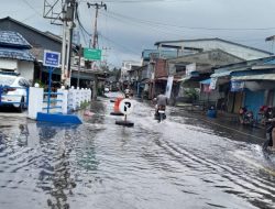 Sejumlah Jalan Utama Tergenang Banjir Rob di Tanjung Uban
