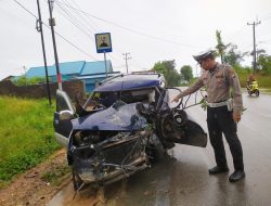 Mobil Kijang Krista Ringsek Usai Tabrak Pohon Akasia di Bintan