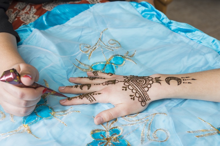 Ilustrasi - tato henna hiasan pada kulit dalam tradisi pernikahan di beberapa daerah di Indonesia.