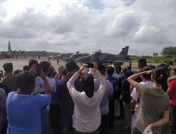 3 Pesawat Tempur TNI AU Terbang di Langit Tanjungpinang, Warga Antusias Menyaksikan
