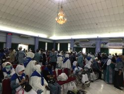 Ratusan Calon Jemaah Haji di Batam Tunda Keberangkatan Gegara Ongkos Naik