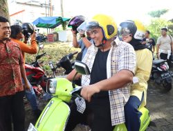 Kendarai Sepeda Motor, Bupati Roby Bonceng Istri Menuju TPS