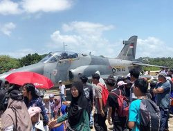 Warga Antusias Saksikan Static Show Jet Tempur Hawk TNI AU di Lanud Hang Nadim Batam