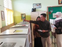 Pj Walikota Tanjungpinang Bersama Istri dan Anaknya Nyoblos di TPS 14 Kampung Bulang