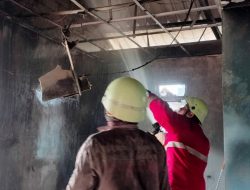Warga Bahu-membahu Padamkan Api Kebakaran Rumah di Kampung Talok Bintan