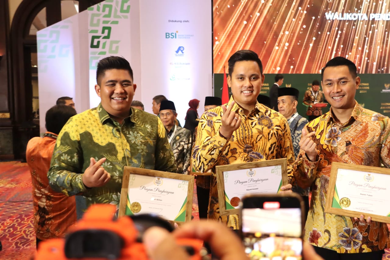 Bupati Bintan, Roby Kurniawan (kiri) bersama Bupati Kendal, Dico M. Ganinduto (tengah) dan Bupati Tuban, Aditya Halindra Faridzky (kanan) berfoto bersama usai menerima penghargaan
