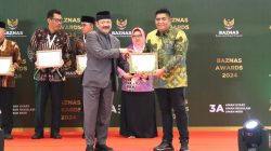 Bupati Bintan, Roby Kurniawan menerima piagam penghargaan BAZNAS Awards 2024 dari Ketua BAZNAS RI, Prof. Dr. KH. Noer Achmad, MA.