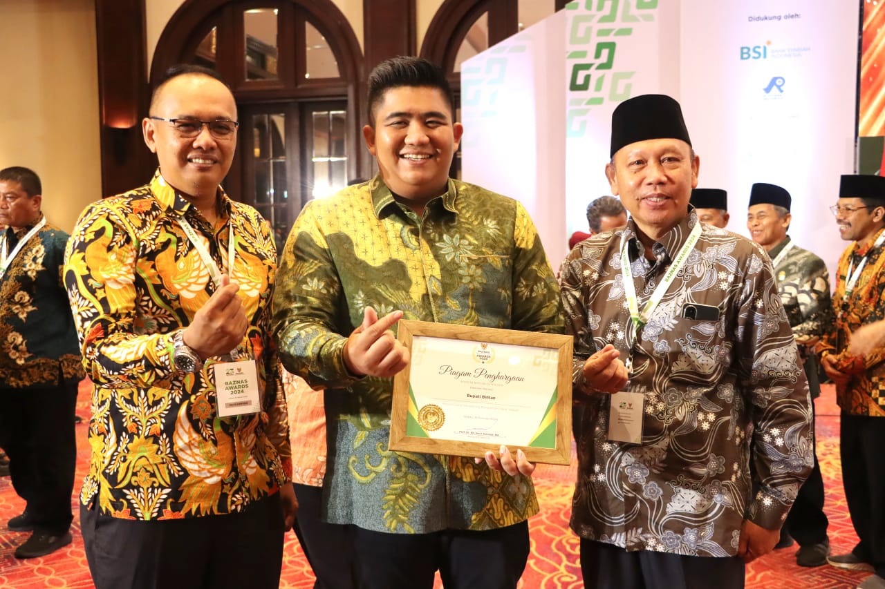 Bupati Bintan, Roby Kurniawan foto bersama Ketua Baznas Kabupaten Bintan, H Suryono dan Wakil Ketua BAZNAS Kabupaten Bintan, Juni Aziwantoro setelah menerima penghargaan.