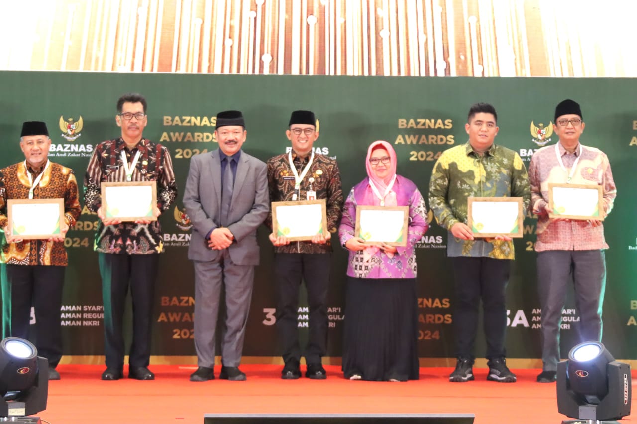 Foto bersama Ketua BAZNAS RI, Bupati Bintan, dan Bupati lainnya sebagai penerima penghargaan BAZNAS Awards 2024.