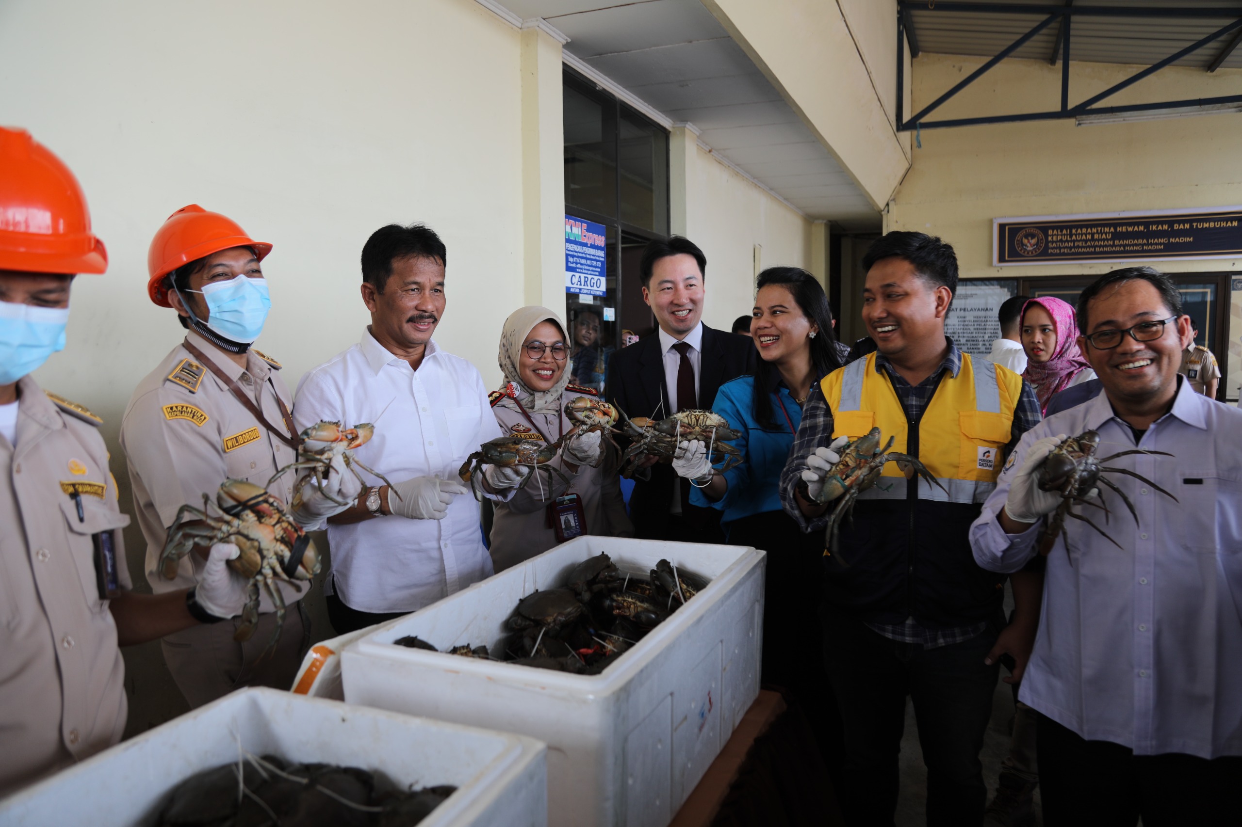 Kepala BP Batam, Muhammad Rudi saat melepas ekspor perdana kepiting bakau ke Cina. (Foto: Dok BP Batam)