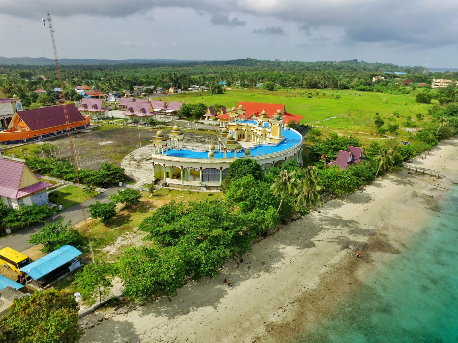 Pemandangan dari atas pantai nara yang berhamparan pasir putih yang terletak dibelakang Museum Bahari Bintan, Kecamatan Teluk Sebong, Kabupaten Bintan. (Foto: ulasan.co)