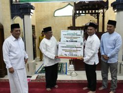 Gubernur Kepri Serahkan Sejumlah Bantuan ke Warga saat Safari Ramadan di Karimun
