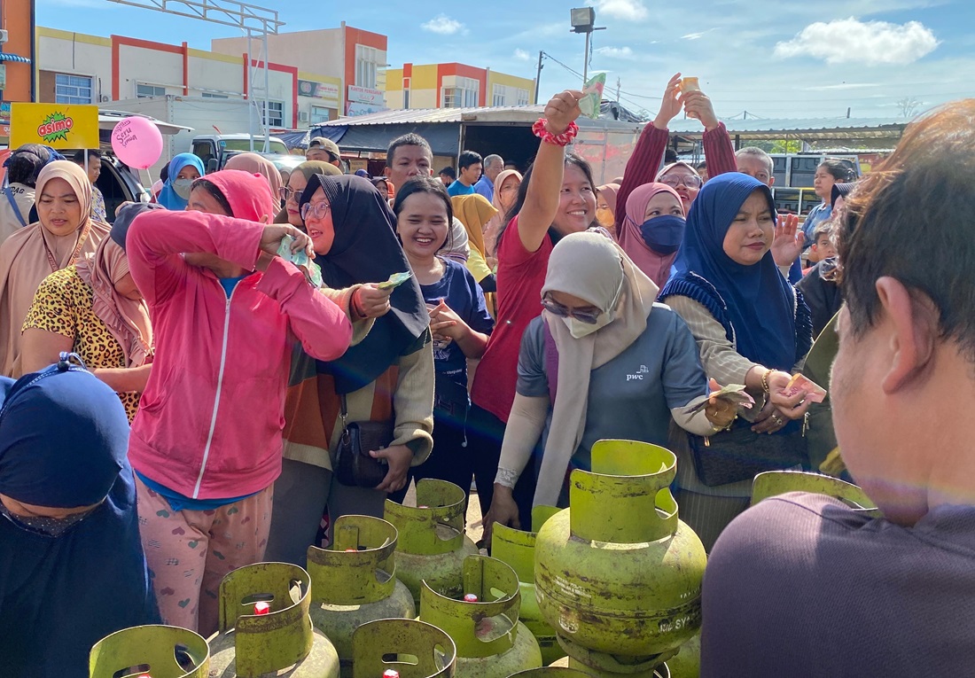 Warga serbu gas elpiji 3 kg pada operasi Pasar Murah di Fasum Villa Pesona Asri, Kota Batam.