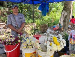 Tradisi Ziarah Kubur Jadi Berkah Bagi Penjual Bunga Tabur di Batam