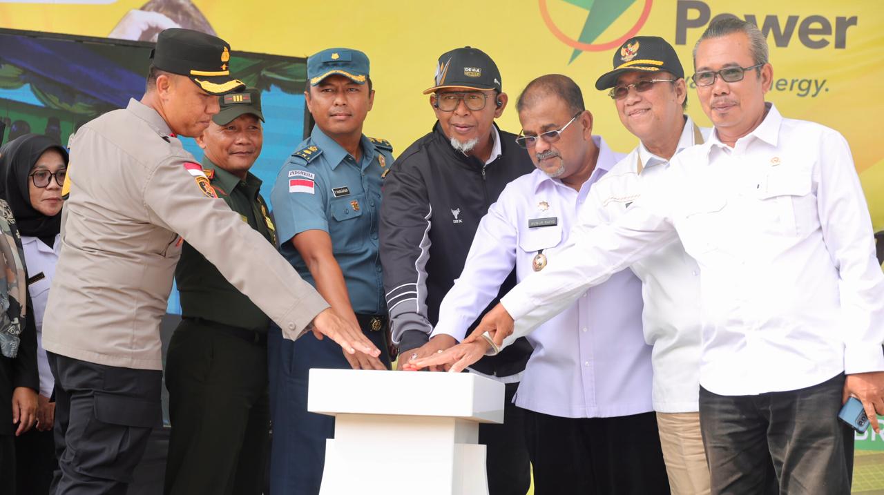 Ketua DPRD Kabupaten Karimun, Muhammad Yusuf Sirat (kanan) saat groundbreaking ceremony PT Karimun Power Plant.