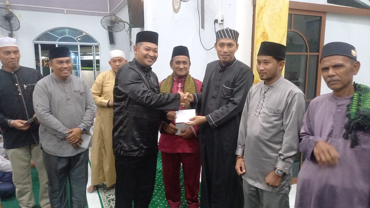 Anggota DPRD Kabupaten Karimun, Raja Rafiza menyerahkan bantuan kepada  pengurus masjid saat safari Ramadan