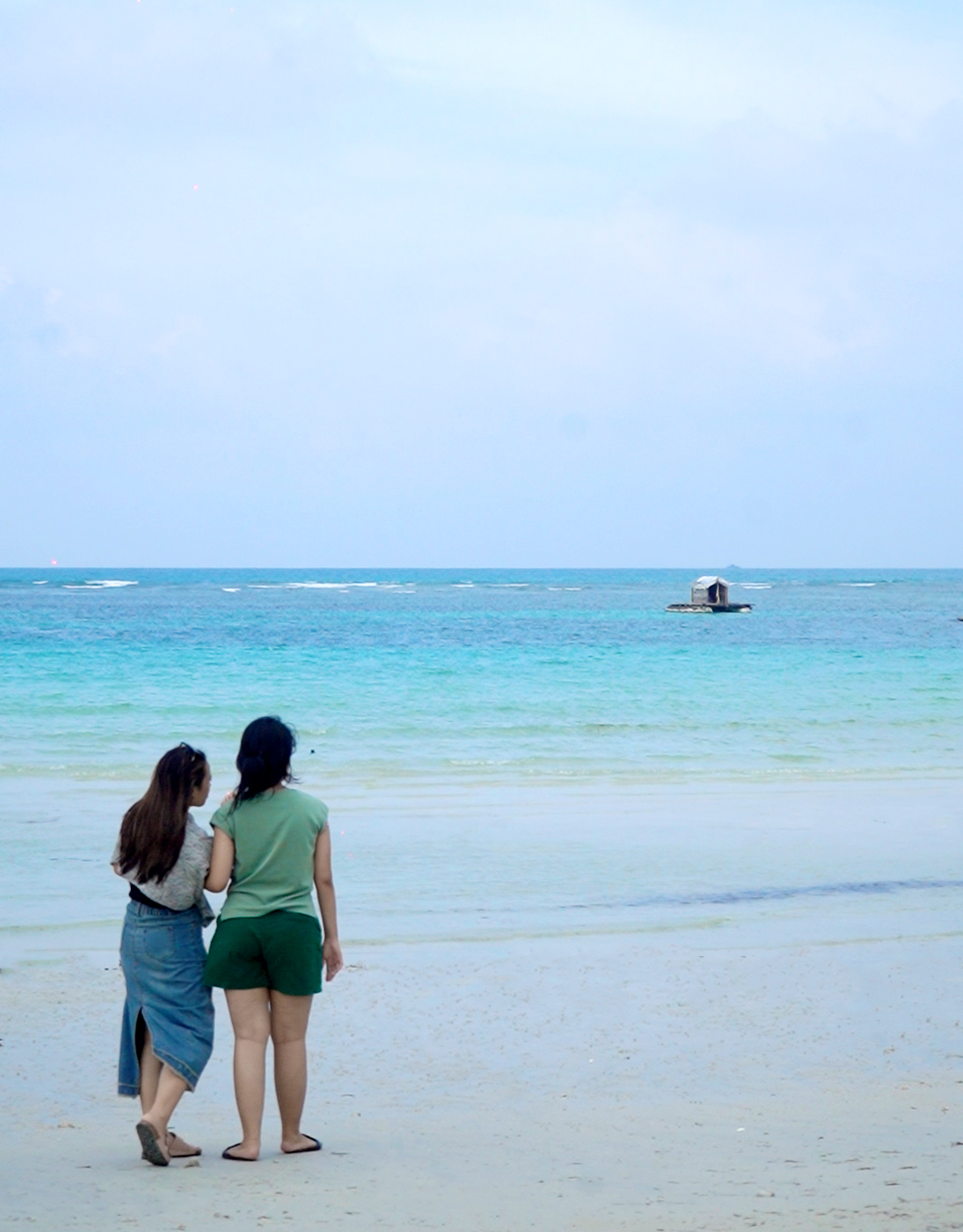 Pengunjung menikmati keindahan pantai. (Foto: Ulasan Network)