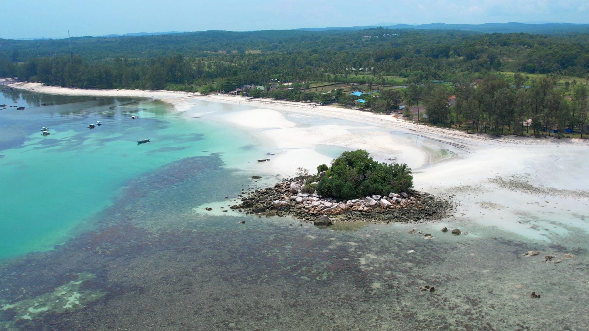 Pemandangan Pulau Pucung di depan Pantai Sejahtera. (Foto: Ulasan Network)