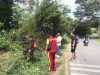 Cegah Lakalantas, Kelurahan Sei Lekop Goro Bersama Masyarakat Babat Rumput di Jalan Lintas Timur Bintan