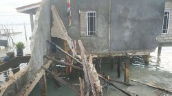 Rumah Warga di Teluk Sasah Bintan Roboh Akibat Dihantam Gelombang Tinggi