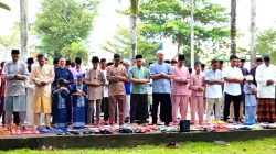 Warga yang khusyuk melaksanakan Sholat Idul Fitri di Lapangan Pamedan, Kota Tanjungpinang, meski gerimis. (Foto:Ardiansyah Putra/Ulasan.co)