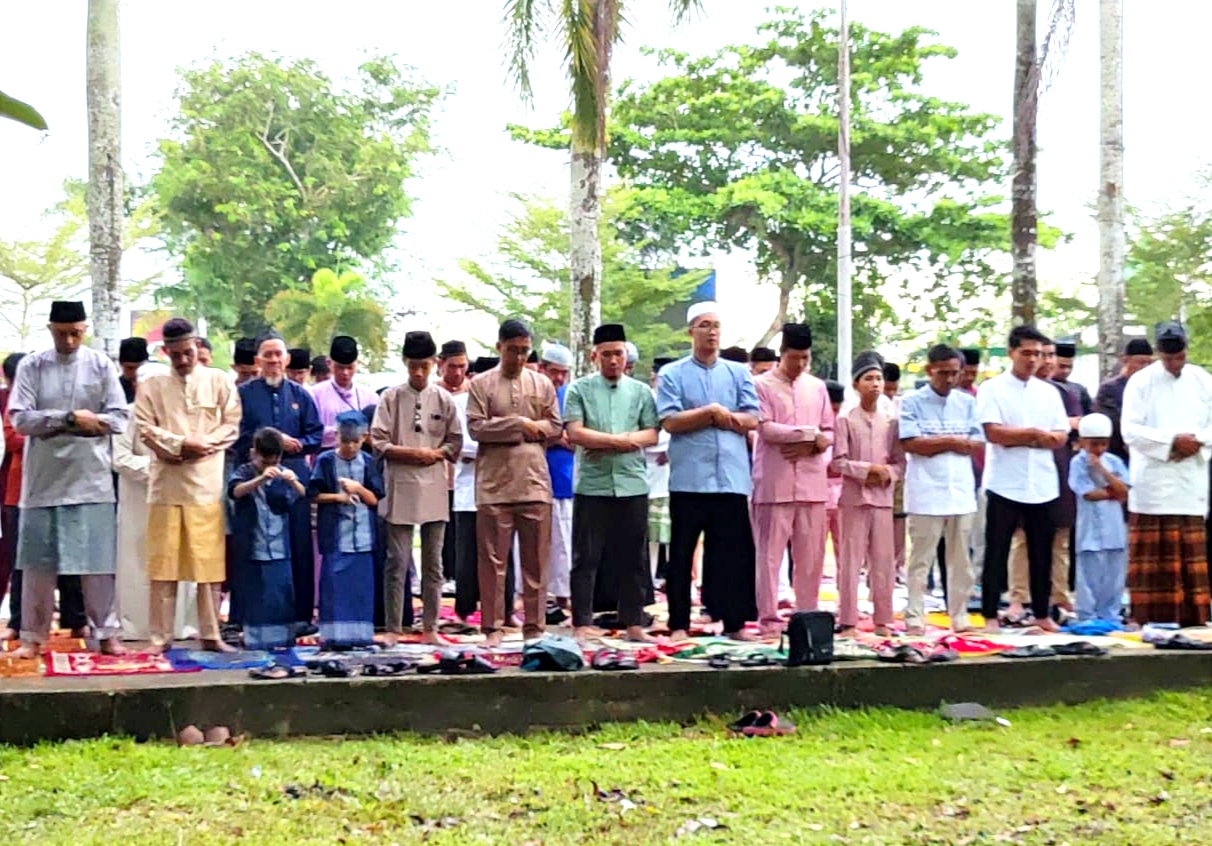 Warga yang khusyuk melaksanakan Sholat Idul Fitri di Lapangan Pamedan, Kota Tanjungpinang, meski gerimis. (Foto:Ardiansyah Putra/Ulasan.co)