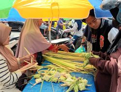 Pedagang Ketupat Musiman Menjamur di Tanjungpinang, Omzet Capai Rp400 Ribu