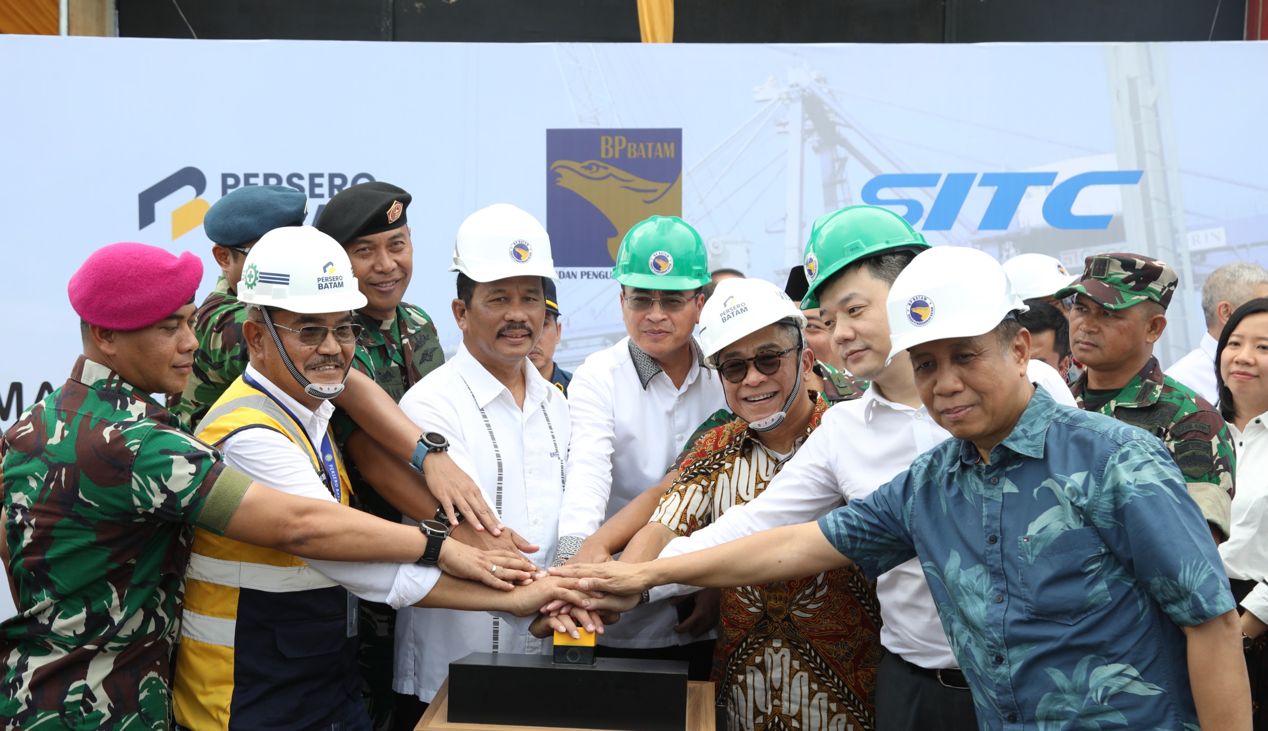Kepala BP Batam Muhammad Rudi bersama stakeholder melepas pelayaran perdana kapal kargo MV SITC Hakata Voy 2407N. (Foto: Dok BP Batam)