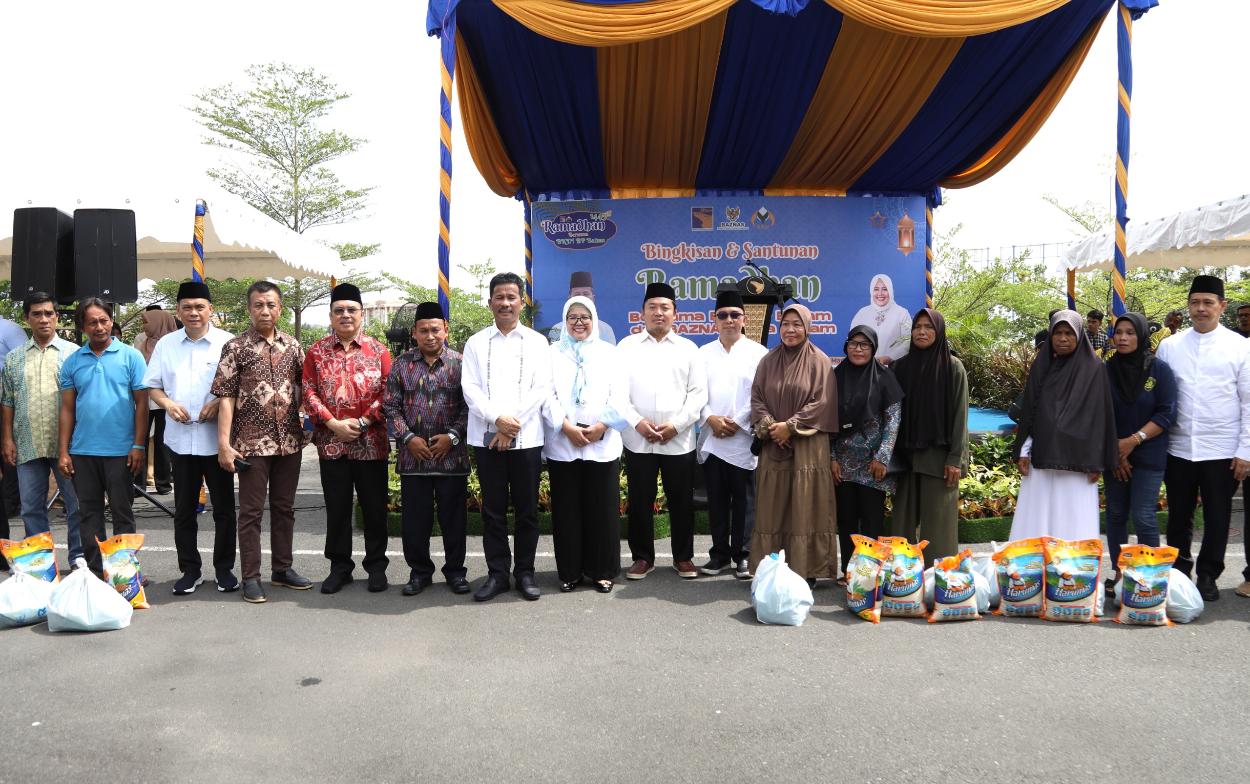 Foto bersama Kepala BP Batam Muhammad Rudi dengan warga. (Foto: Dok BP Batam)