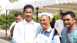 Foto bersama Kepala BP Batam Muhammad Rudi dengan warga. (Foto: Dok BP Batam)