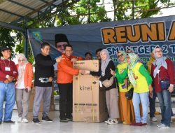 Direktur BUMD Kepri Sumbangkan Hadiah Door Prize Ke SMAN 2 Tanjungpinang