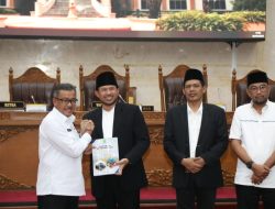 DPRD Batam Terima Dokumen Ranperda Pemakaman dan LKPJ Wali Kota